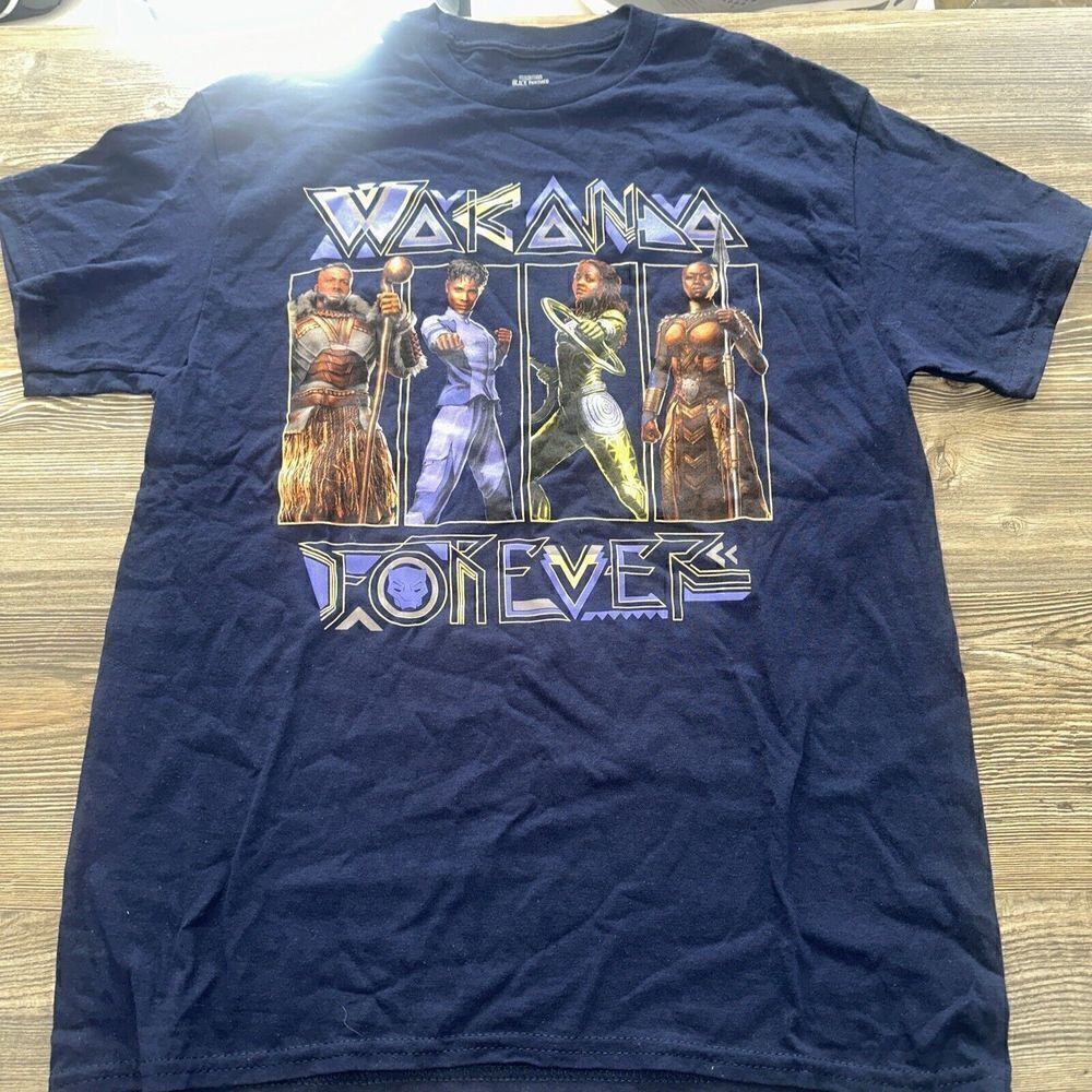 BLACK PANTHER WAKANDA FOREVER T SHIRT Size Medium. NWOT. G